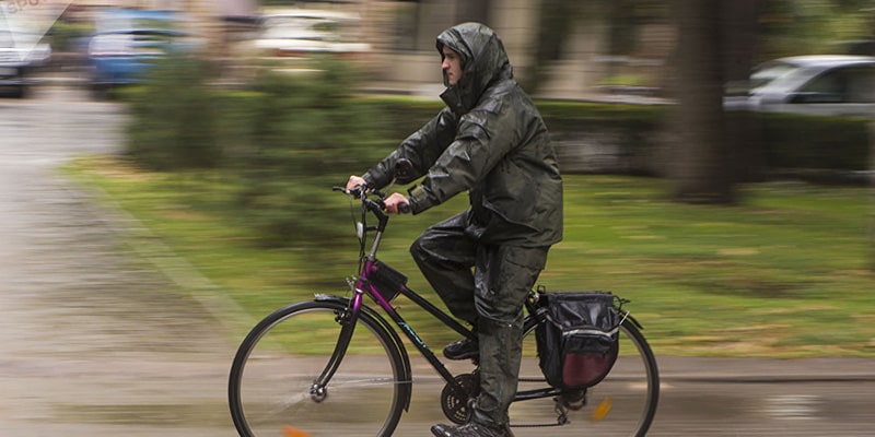 Велосипедист под дождем