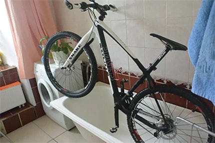 Велосипед у ванній