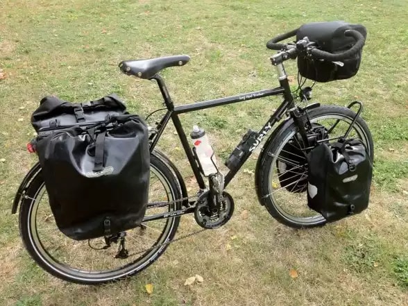 Велосипед з рюкзаками в поході