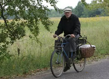 Дедушка в деревне на велосипеде