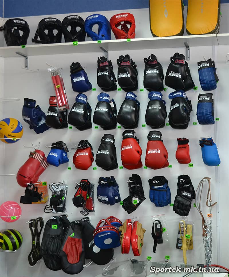 боксерские перчатки и лапы в магазине "Дом Спорта" в Николаеве