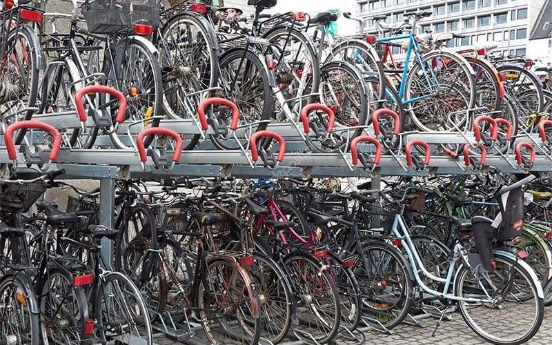 Велосипедная парковка в два яруса в Копенгагене