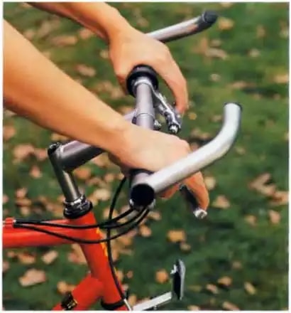 Велорога защищают руки велосипедиста
