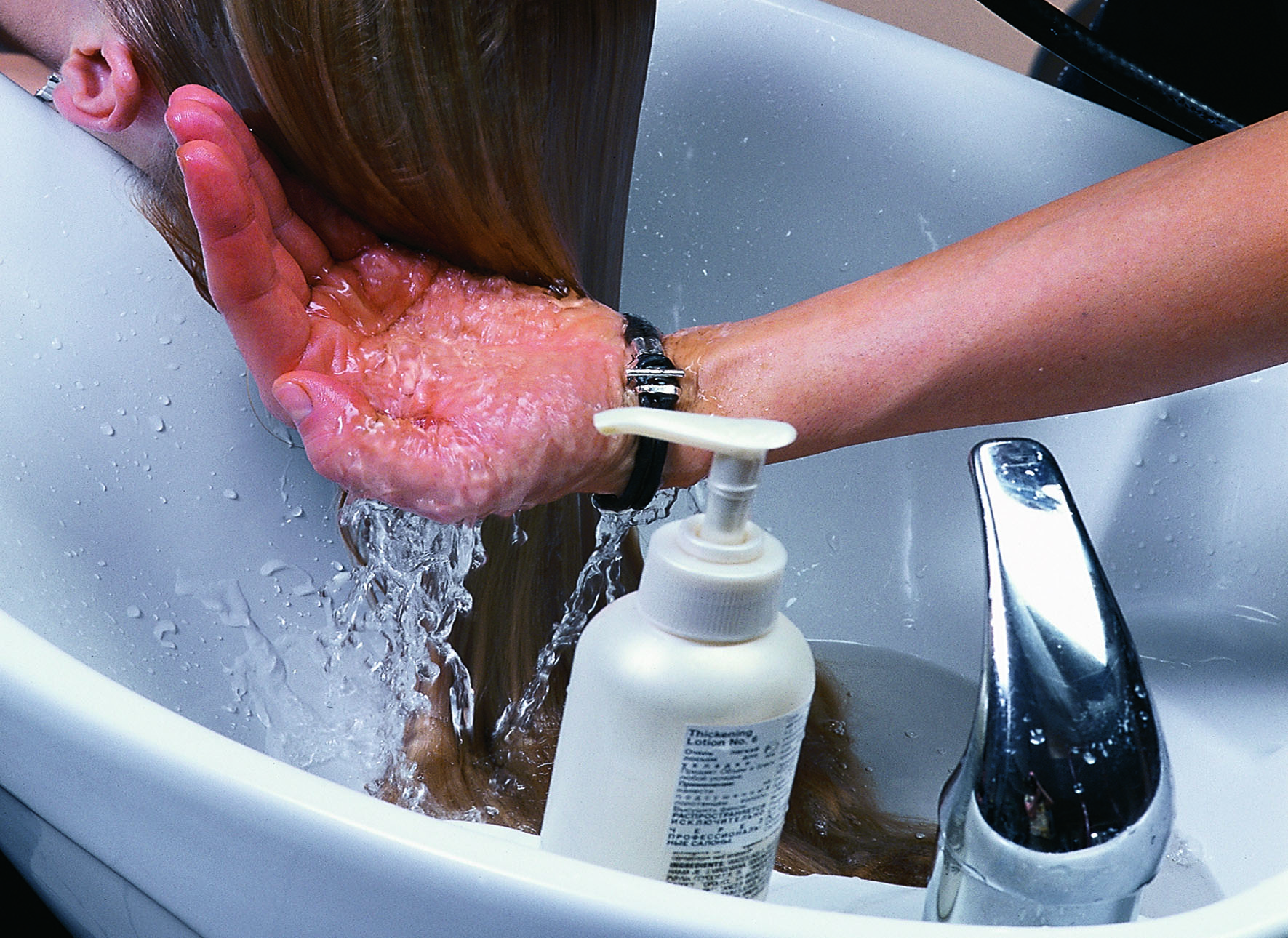 Как после мытья правильно сушить. Мытье головы. Мытье головы шампунем. Мытье волос в парикмахерской. Мытьё головы в парикмахерской.