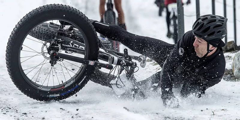 Зимние перчатки защищают руки при падении с велосипеда
