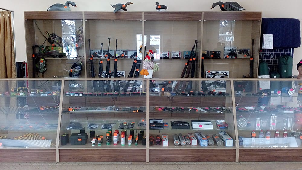 Витрина отдела оружие в магазине 'Рыбалка и Туризм'