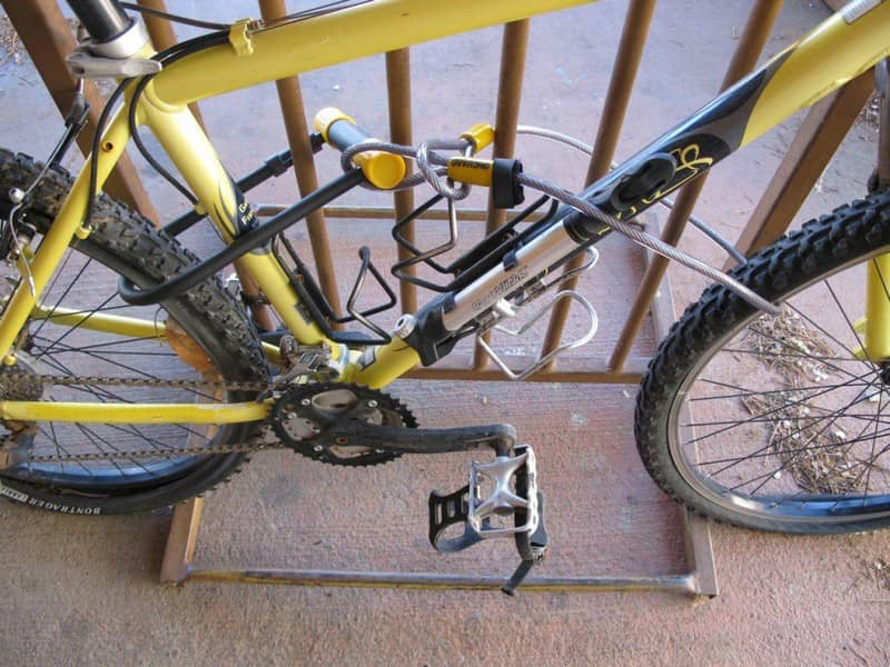 захист велосипеда двома різними замками( U-подібним і тросовим) 