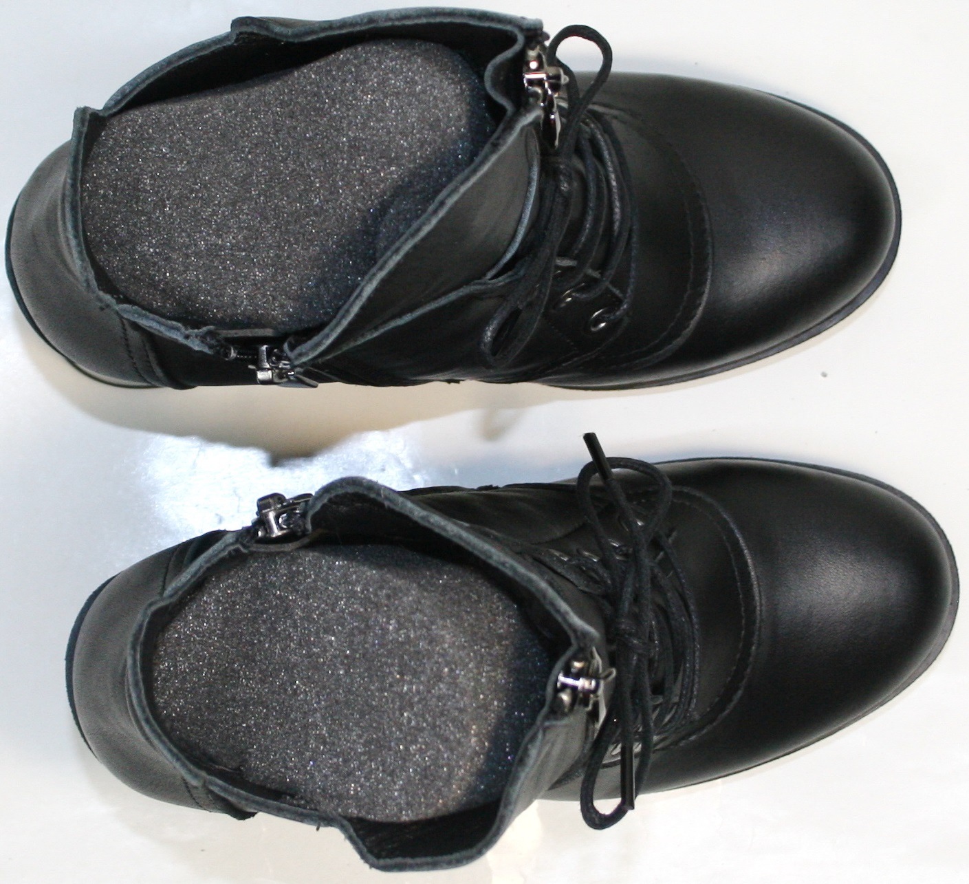 Изготовены из натуральной кожи черного цвета. Подкладка из шерсти сохранит микроклимат внутри обуви, а пенолатексная стелька снизит ударные нагрузки при ходьбе.