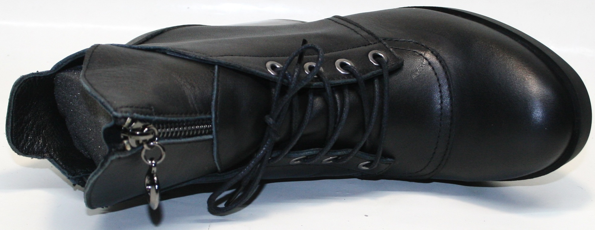  Декоративная шнуровка частично регулирует объем. На внутренней стороне "молния"