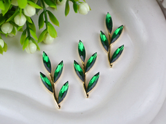 Золота гілочка з камінцями -човниками смарагдова