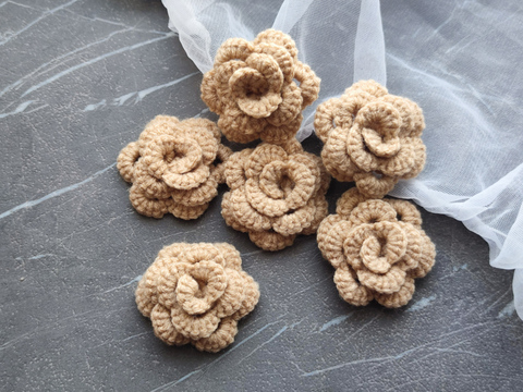 Квітка об'ємна в'язана бежева (ручна работа)