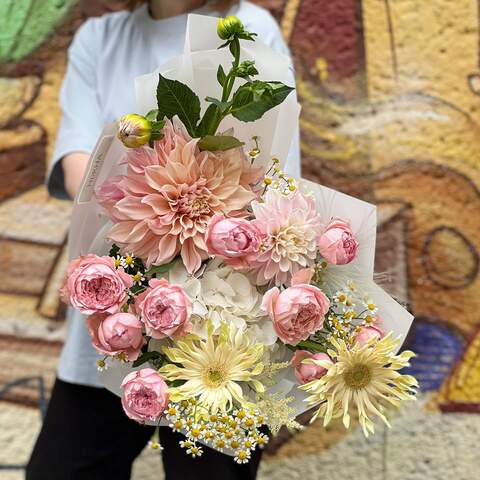Bouquet «Refined Lightness», Flowers: Bush Rose, Hydrangea, Astilbe, Tanacetum, Dahlia
