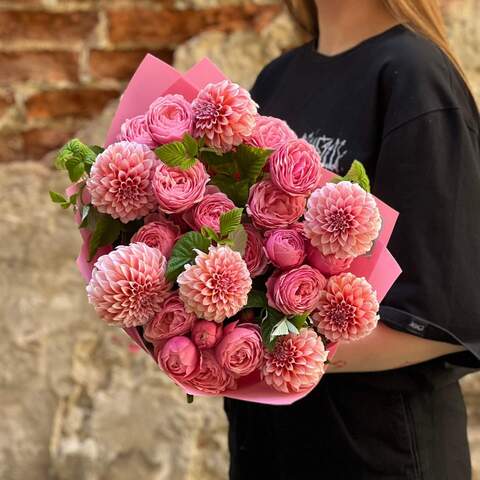 Bright bouquet with dahlias and roses «Crimson Necklace», Flowers: Rubus Idaeus, Peony Spray Rose, Dahlia