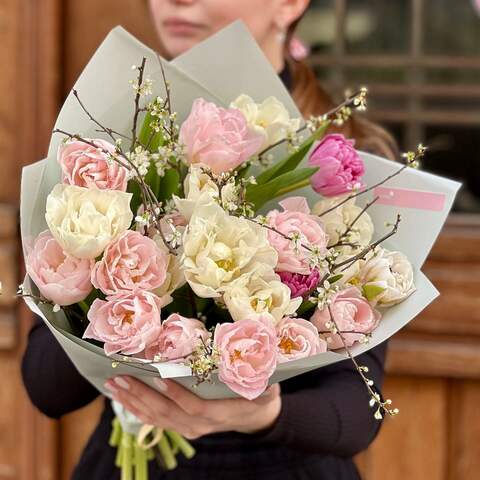 Нежный букет из пионовидных тюльпанов и цветущих веточек «Японская весна», Цветы: Тюльпан, Прунус