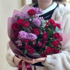 Пристрасний букет із кущової троянди «Королівна весняна»