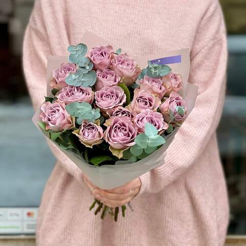 Ніжний фіолетовий букет з 15 троянд Memory Lane з евкаліптом  «Бузкова мить», Квіти: Троянда, Евкаліпт