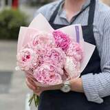 Photo of 7 Sarah Bernhardt peonies in a bouquet «Peony Mother-of-pearl»