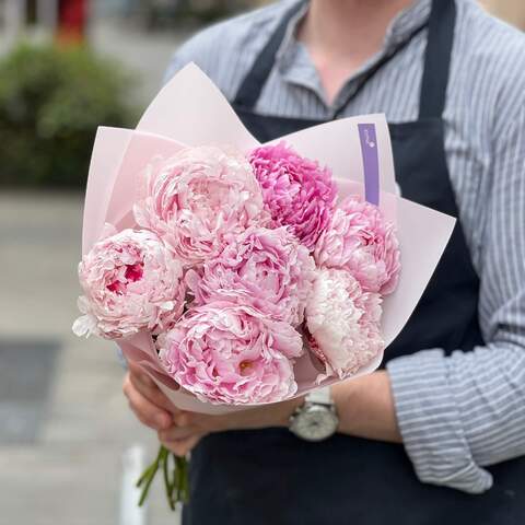 Photo of 7 Sarah Bernhardt peonies in a bouquet «Peony Mother-of-pearl»