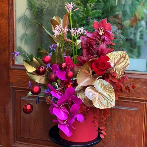 Коробка с цветами «Новогодний карнавал», Цветы: Фаленопсис, Нерине, Клематис, Роза, Антуриум, Цимбидиум