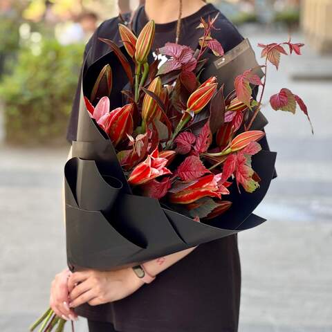 Dark bouquet with exclusive lilies «Crimson Temptation», Flowers: Lilium - 3 branches, Rubus Idaeus