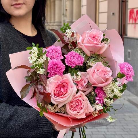 Ніжний букет із запашною трояндою Pink O’Hara «Рідний аромат», Квіти: Малина (листя), Троянда піоновидна, Діантус (Гвоздика), Спірея, Слива