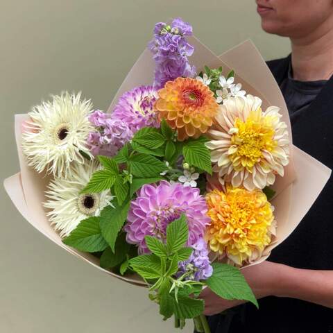 Bouquet «Summer holidays», Flowers: Dahlia, Gerbera, Rubus Idaeus, Matthiola, Oxypetalum
