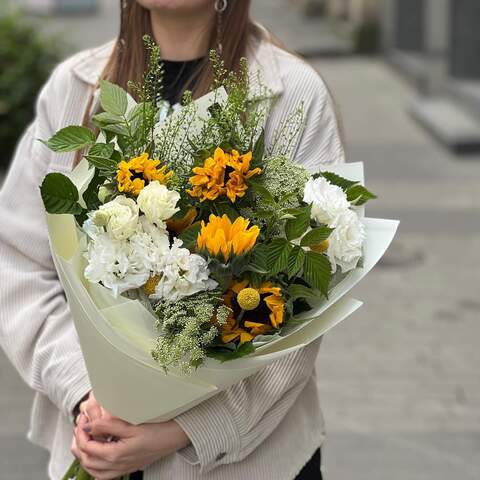 Summer bouquet with sunflowers «Summer Sun», Flowers: Thlaspi, Ammi, Craspedia, Helianthus, Rubus Idaeus, Eustoma