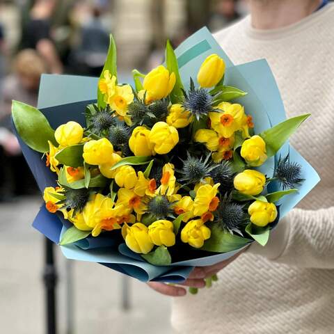 Яркий букет с тюльпанами и нарциссами «Сапфировый проблеск», Цветы: Нарцисс, Тюльпан, Эрингиум