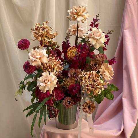 Flower bucket «Fig honey», Flowers: Rose, Hydrangea, Chrysanthemum, Rubus, Eustoma, Rubus Idaeus, Leucospermum, Antirinum, Dahlia