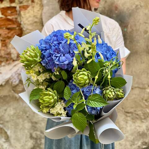 Interesting bouquet with cynara and hydrangea «Summer Sky», Flowers: Hydrangea, Rubus Idaeus, Antirinum, Artishok, Allium