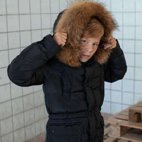 Подростковое зимнее пальто на мальчика черного цвета с натуральным мехом