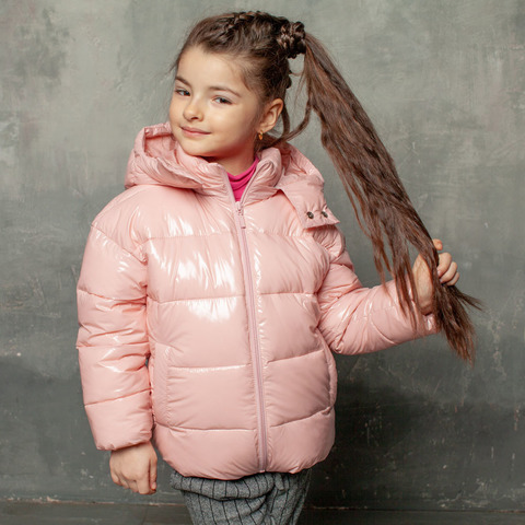 Демисезонная детская куртка розового цвета из лаковой плащевки