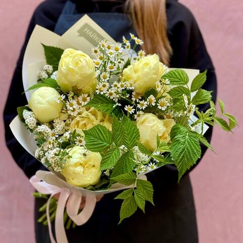 Лимонный букет из пионов «Мамино солнышко», Цветы: Пион, Танацетум, Малина (листья)