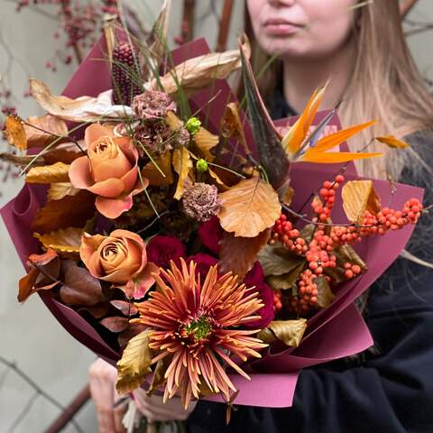 Orange autumnal bouquet «Flame of Autumn», Flowers: Chrysanthemum, Bergras, Strelitzia, Peony Spray Rose, Ilex, Eucalyptus, Eustoma, Rose, Corn