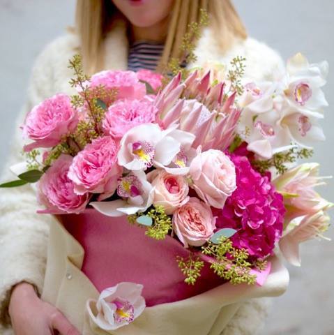 Huge pink composition with hydrangea and pion-shaped garden roses, A pleasant weight that you do not want to give to anyone, but just leave yourself and enjoy every flower!
Luxurious pink composition - for the case when you need to amaze, surprise, delight.