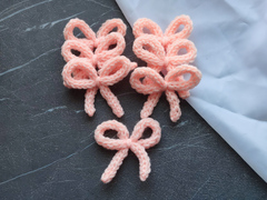 Бантик з хвостиками в'язаний персиковий (ручної работи)
