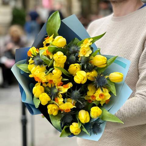 Photo of Bright bouquet with tulips and daffodils «Sapphire glimpse»