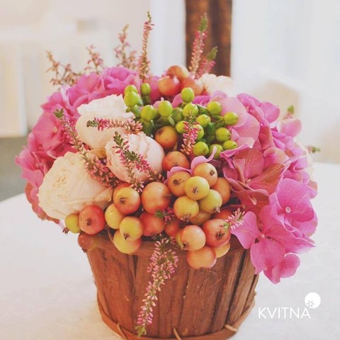 Corporate composition «Basket with heavenly apples», Autumn basket with flowers and apples for any corporate event (conference, exhibition).