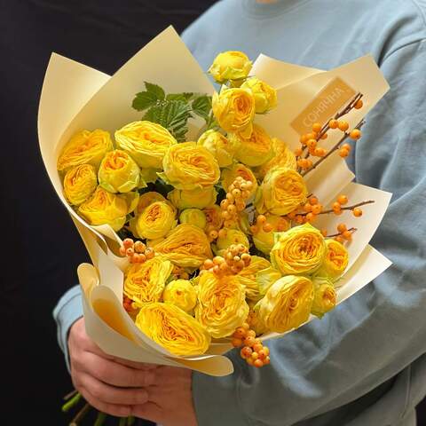 Букет «Золотое настроение», Цветы: Роза пионовидная кустовая, Илекс