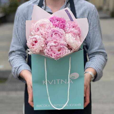 Photo of 7 Sarah Bernhardt peonies in a bouquet «Peony Mother-of-pearl»