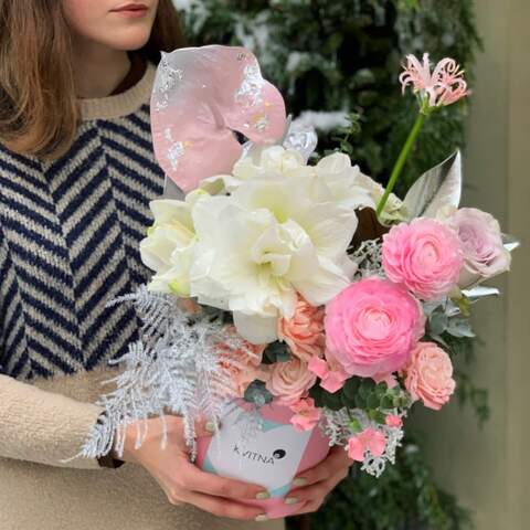 Box with flowers «Fabulous greetings», Flowers: Anthurium, Merine, Rose, Hippeastrum, Dianthus, Ranunculus, Asparagus, Bush Rose