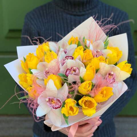 Букет «Теплая весна», Цветы: Тюльпан, Цимбидиум, Стифа