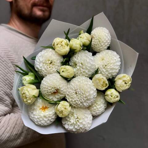 Photo of Interesting bouquet of tulips and dahlias «Spring Autumn»