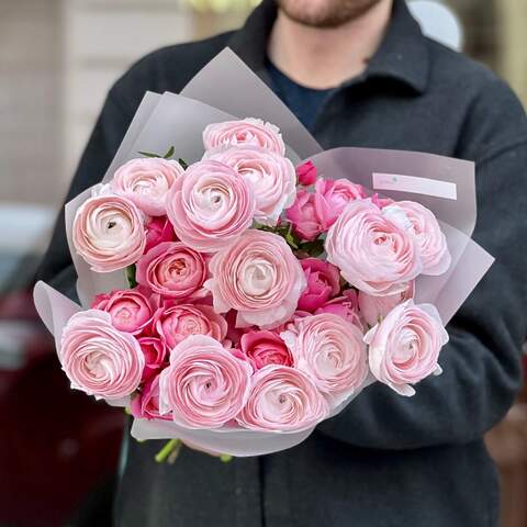 Нежный букет с ранункулюсами и пионовидными розами «Романтическое поздравление», Цветы: Ранунклюс, Роза пионовидная кустовая