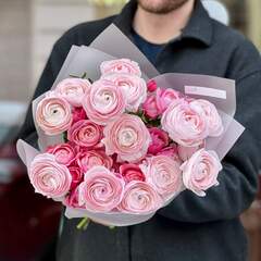 Ніжний букет з ранункулюсами та піоновидними трояндами «Романтичне вітання»