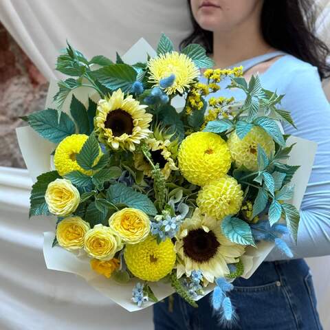 Bouquet in patriotic colors «Free Sky», Flowers: Hydrangea, Aster, Oxypetalum, Bush Rose, Rubus Idaeus, Dahlia, Helianthus, Lagurus