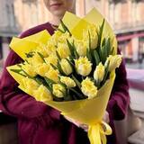 Photo of 23 fringed tulips in a bouquet «My Sunlight»