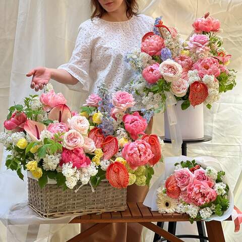 Квітковий сет «Квіткова розкіш», Квітковий сет з трьох позицій: великий квітковий кошик, велика коробка з квітами та букет.