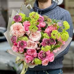 Фантастичний букет з піоновидними трояндами та ранункулюсами «Квіткова баронеса»