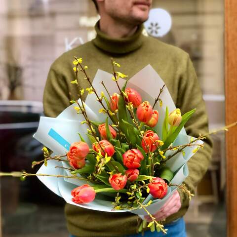 Яркий весенний букет из тюльпанов и форзиции «Тюльпановая самба», Цветы: Тюльпан, Форзиция
